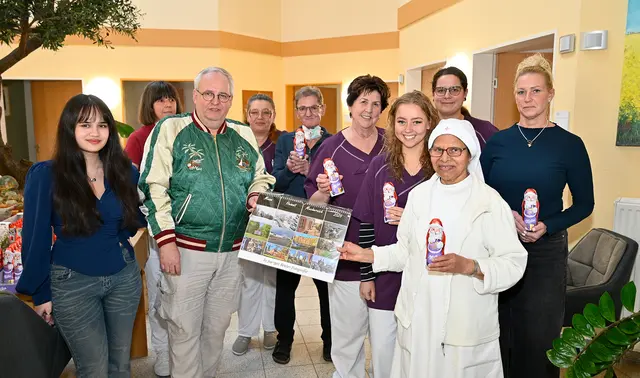 Jürgen Reuter (3. v. l.) übergab dem Hospiz-Team von Stella Maris liebevoll gestaltete Mechernich-Kalender für die Zimmer sowie eine Geldspende. | Foto: Henri Grüger/pp/Agentur ProfiPress