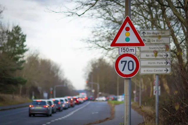 Von bislang 70 wird die Höchstgeschwindigkeit vor den Kreuzungen Frechener Straße/Sudetenstraße und Frechener Straße/Theresienhöhe auf Tempo 50 reduziert. | Foto: Giuseppe Piliero