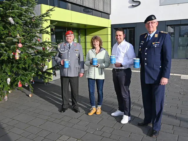 Vertreter der Reservistenkameradschaft Meckenheim-Rheinbach-Swisttal waren im Rathaus zu Gast, wo Bürgermeister Sven Schnieber den Einsatz bei der Sammlung würdigte. Von links: Oberfeldwebel d. R. Eckard Weber, Ursula Schmitz von der Stadt Meckenheim, Bürgermeister Sven Schnieber und Stabsfeldwebel d. R. Ralf Lierzer.  | Foto: Stadt Meckenheim