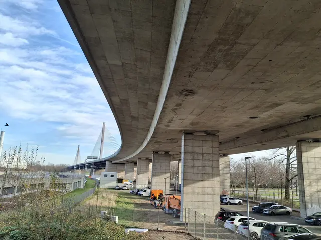Kalt erwischt hat Wirtschaft und Politik die kurzfristige Ankündigung der Autobahn GmbH zur Sperrung der Nordbrücke für Fahrzeuge über 7,5 Tonnen Gewicht.  | Foto: jld