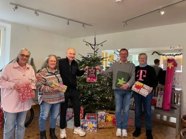 Geschenkeübergabe zwischen der Telekom und Maria im Walde.  | Foto: Telekom