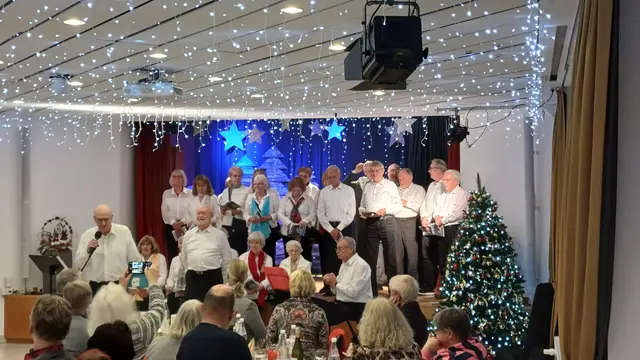 Der Auftritt des Senatchors, am Mikrofon Bernd Offizier. | Foto: Alef