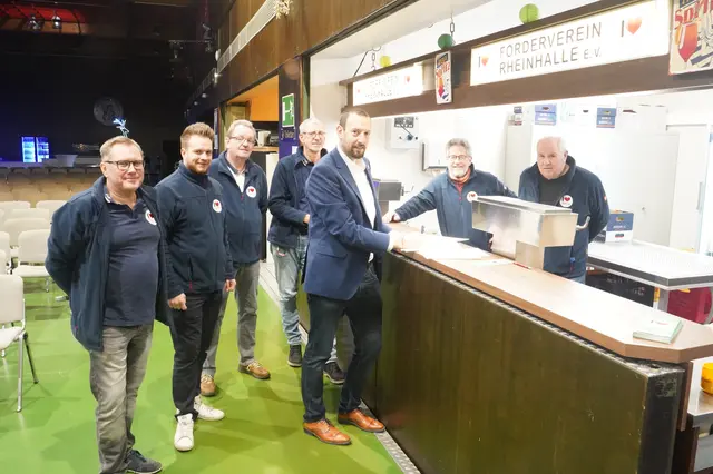 Vertragsunterzeichnung in der Rheinhalle Hersel: Bürgermeister Christian Mandt (Mitte) und Vertreter des Fördervereins Rheinhalle besiegeln den neuen Vertrag, der den Fortbestand des Veranstaltungszentrums für die kommenden zehn Jahre sichert.  | Foto: Foto. Stadt Bornheim