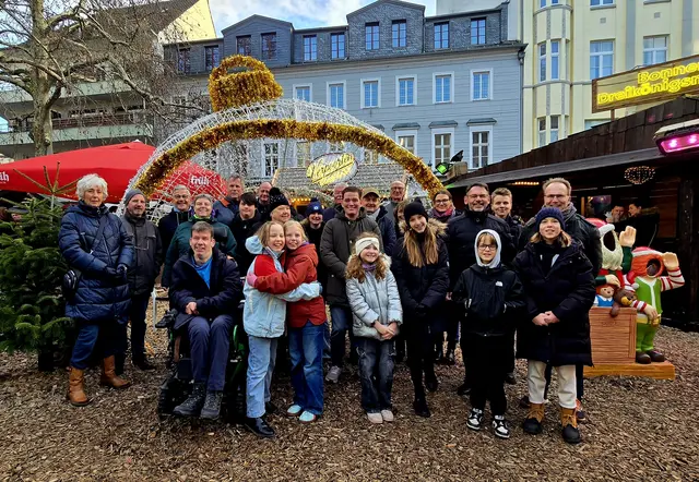 Den Dreikönigsmarkt nutzten die Ehrenamtlichen des Vereins „Pützchens Markt hilft e.V.“ für die Spendenübergabe.  | Foto: Privat