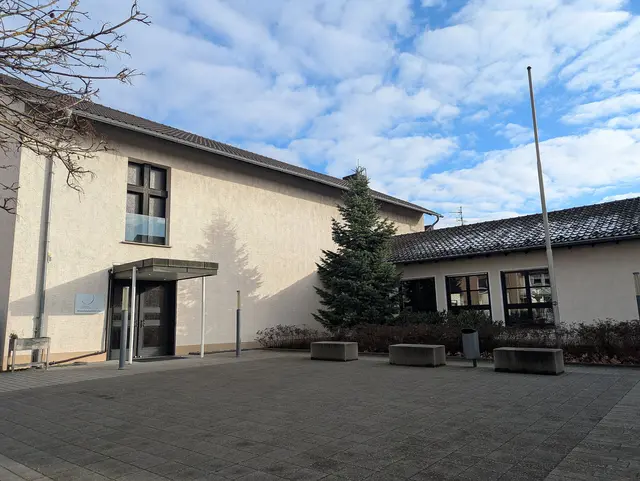 Die evangelische Dreieinigkeitskirche in Hersel. | Foto: fes