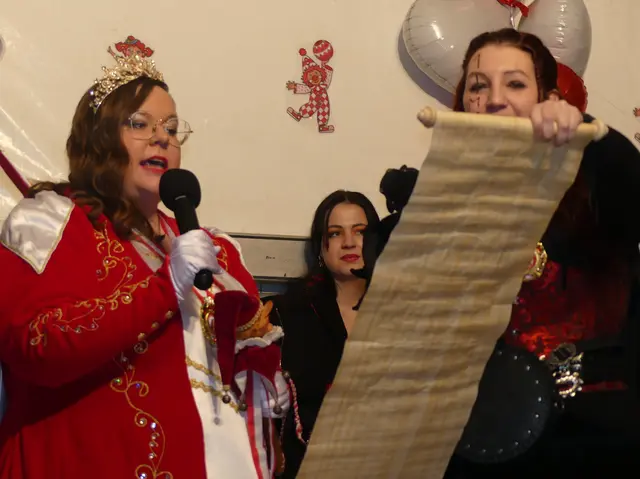 Unterstützt von ihrer Adjutantin Gina (re.) verlas die neue Prinzessin Jenny I. ihre elf jecken Gebote. | Foto: Gast