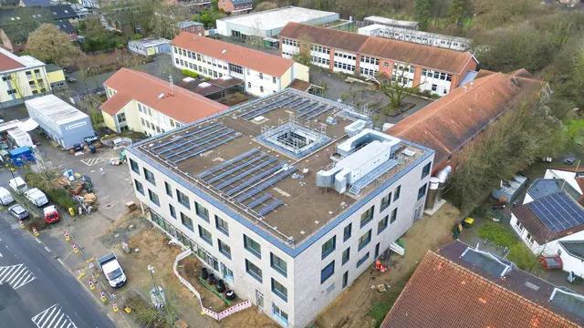 Die Fertigstellung der Friedrich-Ebert-Realschule  in Hürth ist für März 2026 geplant.  | Foto: Giuseppe Piliero