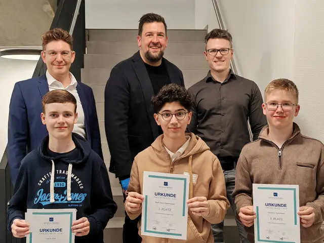 Siegerehrung: (oven v.l.) Christian Borch, Dirk Kölschbach, Sebastian Berlemann (alle Wirtschaftsjunioren) sowie (vorne v.l.) Leonel Dick (2. Platz),, Sieger Noah David Nasimzadah, Christoph Schönbach (3. Platz).  | Foto: © Wirtschaftsjunioren Oberberg e.V.