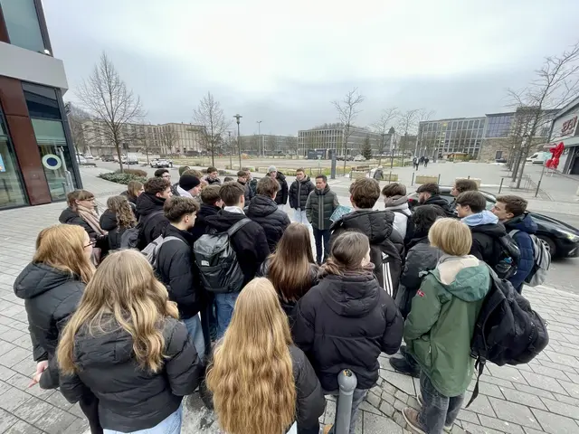 Wiehls Bürgermeister Ulrich Stücker kennt sich gut aus auf dem Steinmüller-Gelände in Gummersbach - er war Leiter des Planungsamtes der Kreisstadt.  | Foto: Michael Merz