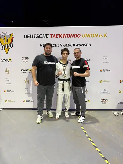 Etka Arslan mit Trainer Ajdin Sekic(l.) und Emre Durak.  | Foto: Din Sekic