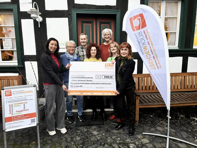 Spendenübergabe an das Freiwilligenzentrum Blickwechsel: Kathrin Trompeter, stellvertretende Leiterin des DAK-Servicezentrums Köln-Neumarkt, überreicht den symbolischen Scheck an Vertreterinnen und Vertreter des Freiwilligenzentrums. | Foto: Privat