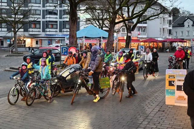 Eskortiert von der Polizei radelte die unerschrockene Schar der Demonstranten bei ungemütlichem Wetter aber bestens gelaunt durch den Eitorfer Innenort. | Foto: Herkenrath