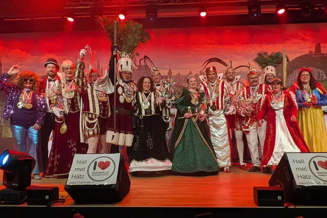 Bürgermeister Christian Mandt eröffnete mit seinen Stellvertreterinnen Gabriele Kretschmer (links) und Anna Peters den „Tolli“.  | Foto: Frank Engel-Strebel