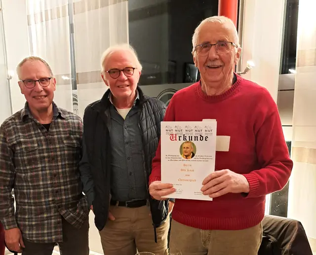 Mit Urkunde beim Jubiläumsfest geehrt (von links): Dieter Nießen und Hans Pillekamp mit Ulli Knab.  | Foto: TLG