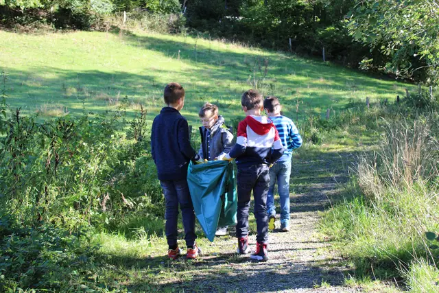 Kinder im Einsatz für die Umwelt.  | Foto: © BAV