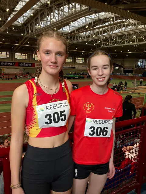 Die LAV-Athletinnen Lea Brauneck (links) und Nina Brüggen freuen sich über erfolgreiche Nordrhein-Meisterschaften.  | Foto: LAV