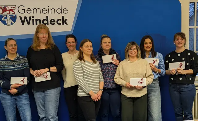 Die Gutscheine wurden von Katharina Leßmann und Krista Nieuwenhuizen im Namen des Fördervereins überreicht  | Foto: Jessica Salz