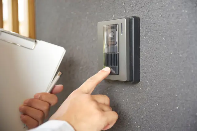 Die Stadtwerke Bonn warnen vor Personen, die aktuell vermehrt in Beuel an Haustüren klingeln und sich als SWB-Mitarbeitende ausgeben.  | Foto: Symbolbild: Shutterstock