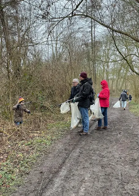 Die vielen fleißigen Hände zeigten gutgelaunt und hochmotiviert entsprechendes Umweltbewusstsein und konnten trotz Regenwetter einen Lastwagen voller Müll sammeln. | Foto: Gabriele Lauterbach