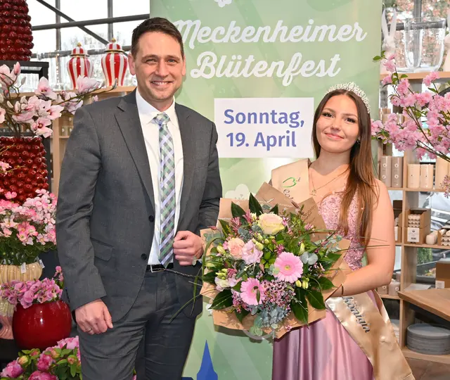 Nach der Krönung zur 15. Meckenheimer Blütenkönigin: Bürgermeister Sven Schnieber und Antonia Augenstein.  | Foto: Stadt Meckenheim