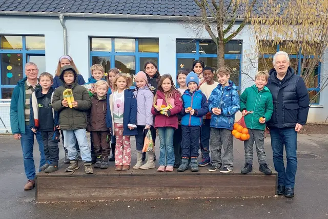Gesunde Ernährung im Blick: Schülerinnen und Schüler der Grundschule am Burgweiher in Buschhoven freuen sich über Obstspenden des Lions-Clubs Bonn-Rhenobacum für das Präventionsprogramm „Klasse2000“.  | Foto: Privat