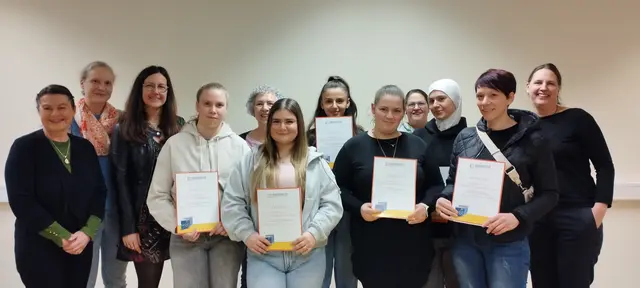 Acht Teilnehmerinnen haben die Qualifizierung zur Kindertagespflegeperson an der VHS Bornheim/Alfter erfolgreich abgeschlossen und ihre Zertifikate erhalten.  | Foto: Stadt Bornheim
