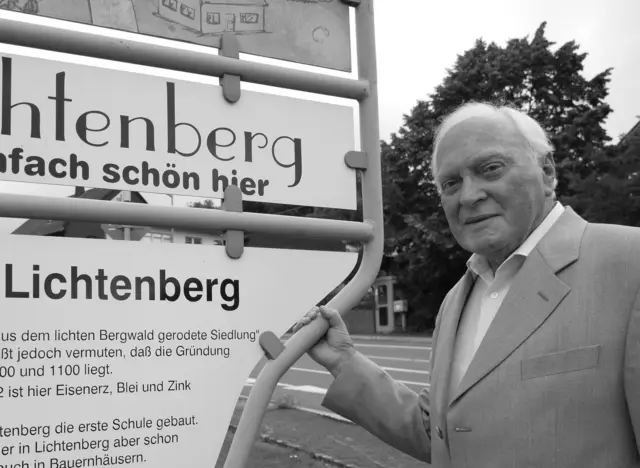 Heinz Schlechtingen am Ortsschild seines Heimatortes Lichtenberg.  | Foto: Archivfoto: Christoph Buchen