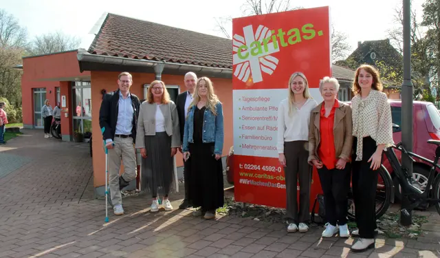 Svenja Noll (3.v.r.) und Lilia Köhler (r.) leiten das neue Familienbüro in Marienheide.  | Foto: OBK