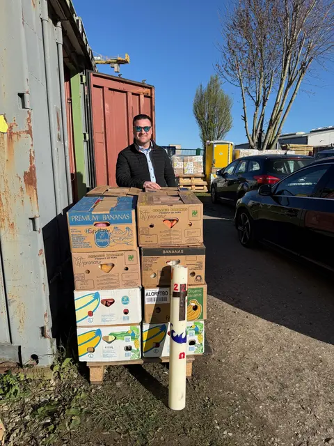 Martin Trojca mit 16 von insgesamt 65 vollen Bananenkisten  | Foto: Ralf Link