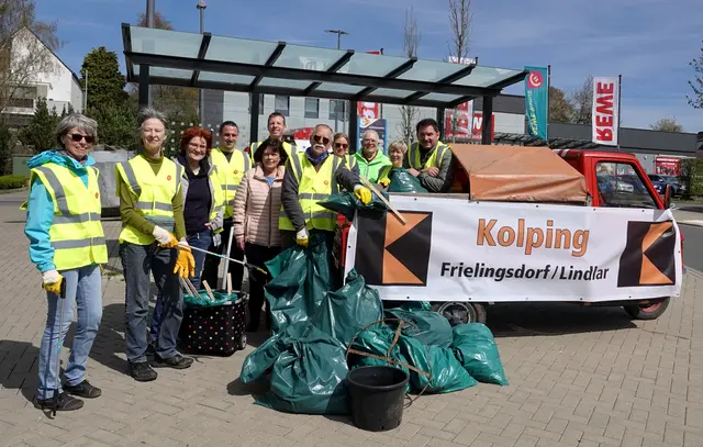 Die Frielingsdorfer Helferinnen und Helfer und ihr Sammelergebnis beim Dorfputz. | Foto: Stefan Radermacher