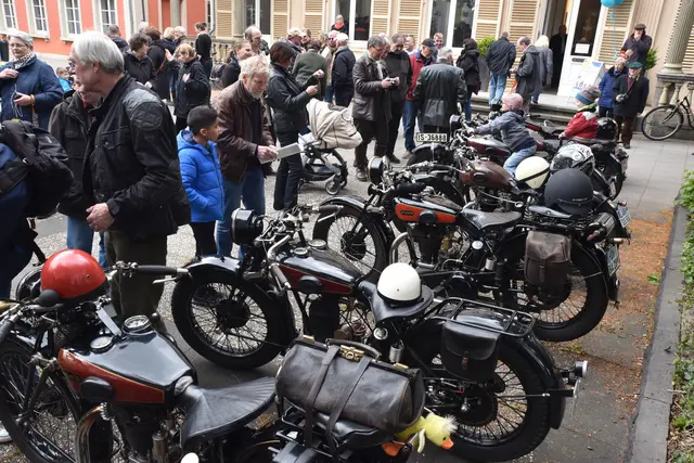 Viele Motorradbegeisterte kamen vor zehn Jahren zum 90‑jährigen Imperia‑Jubiläum ans Haus an der Redoute, wo ein Treffen und eine große Ausstellung stattfanden.  | Foto: AS