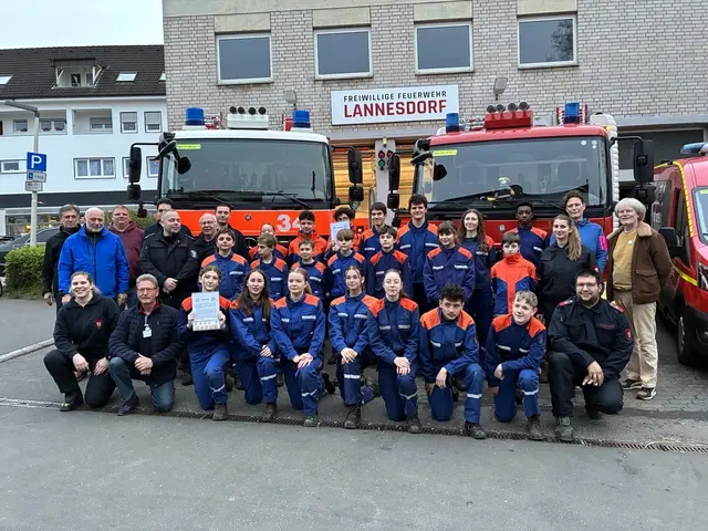 Vertreter der Jugendfeuerwehren aus Lannesdorf und Mehlem sowie aus Kommunalpolitik und Ortsausschüssen bei der Spendenübergabe der Bürgerinitiative „Lannesdorf und Mehlem erleben“.  | Foto: as