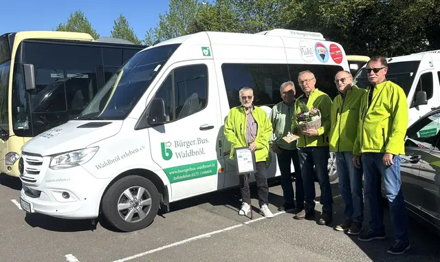 Vorstandsmitglieder des Bürgerbusvereins verabschieden Werner Hebel nach seiner letzten Fahrt | Foto: Heribert Lennarz