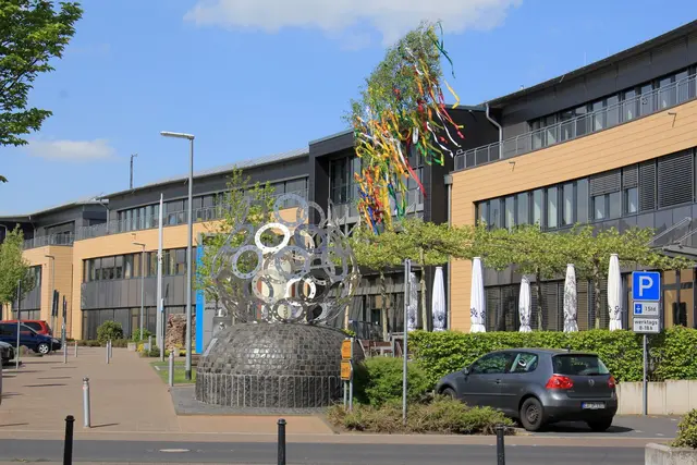 Der festliche Auftakt beginnt um 18.30 Uhr mit dem Schmücken und Aufstellen des Maibaums, der gemeinsam von der Feuerwehr Mechernich sowie Kindern und Jugendlichen aus der Stadt gestaltet wurde.  | Foto: Ronald Larmann/pp/Agentur ProfiPress