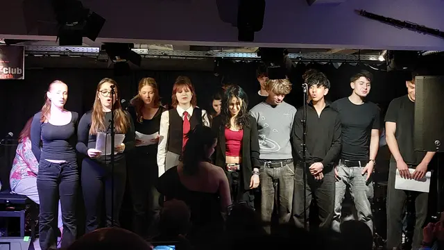 Der Jugendchor des Albert-Schweitzer-Gymnasiums „Latin Fever“ setzte mit temperamentvollen Rhythmen einen energiegeladenen Auftakt.  | Foto: Regina Reiners