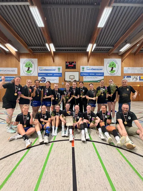 Mit 42:0 Punkten und ohne einen einzigen Punktverlust spielte die 3. Damenmannschaft eine perfekte Saison in der Regionsoberliga.  | Foto: TuS Königsdorf Handball
