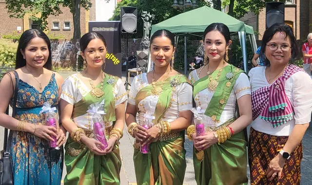 Ein traditioneller kambodschanischer Tanz begleitet die Benefizaktion „Ein Mahl für Kambodscha“ in Brühl – kulturelle Begegnung und Hilfe für Projekte des Vereins VOR ORT gehen dabei Hand in Hand.  | Foto: Inge Freund