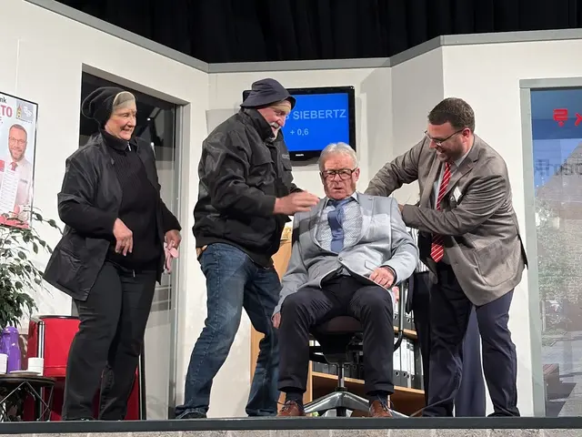 Ein fingierter Banküberfall soll neue Aufmerksamkeit bringen. Doch der vermeintlich geniale PR-Coup läuft zunächst gründlich schief. Genial gedacht, katastrophal gemacht. | Foto: Karin Rechenberger