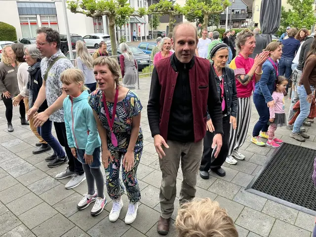 Teilnehmende kommen beim Stadt-Land-Fluss-Festival an verschiedenen Orten zusammen. | Foto: slf-festival.de