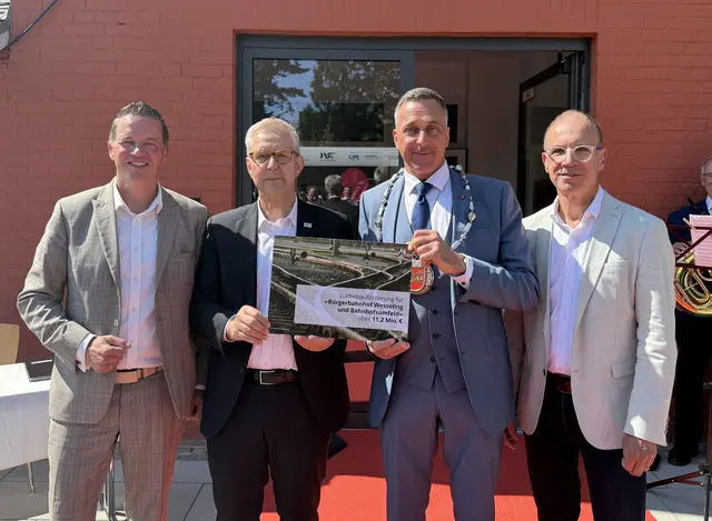 MdL Gregor Golland, Regierungspräsident Gregor Lange, Wesselings Bürgermeister Ralph Manzke und der Geschäftsführer von Go.Rheinland, Dr. Norbert Reinkober vor dem neuen „Alten Bahnhof“.
  | Foto: Stadt Wesseling