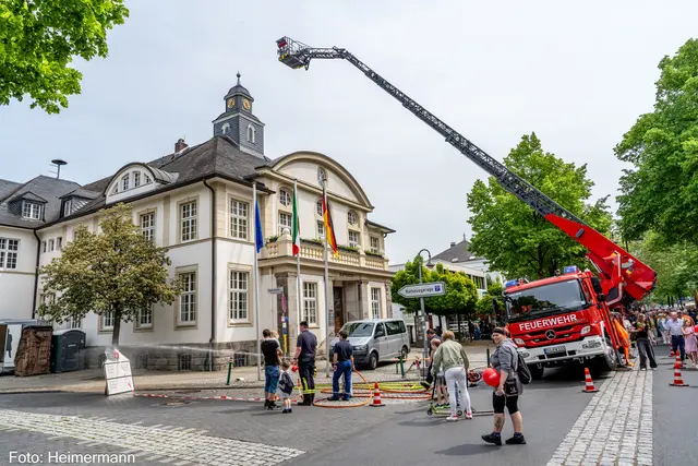 Die Feuerwehr zeigte, dass die Drehleiter auch in besonderer Lage eingesetzt werden kann. | Foto: Heimermann