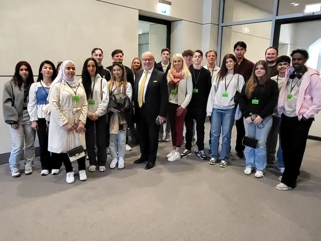 Das „politische Highlight“ der Fahrt war der Besuch des Deutschen Bundestages, in dem die Schüler von dem CDU-Abgeordneten Dr. Georg Kippels, empfangen wurden.  | Foto: Timo Hüpperling