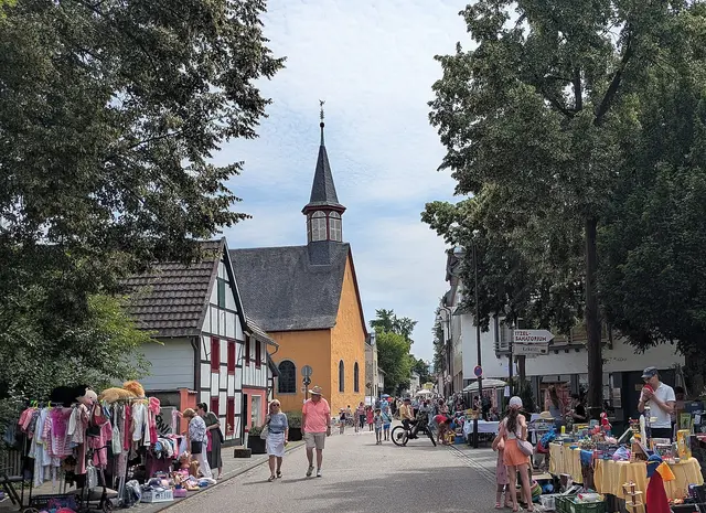 Familienfest mit besonderer Atmosphäre: Jahr für Jahr verwandelt sich Oberkassel zum Maikäferfest in eine große Flanier- und Feiermeile | Foto: Archivfoto: fes