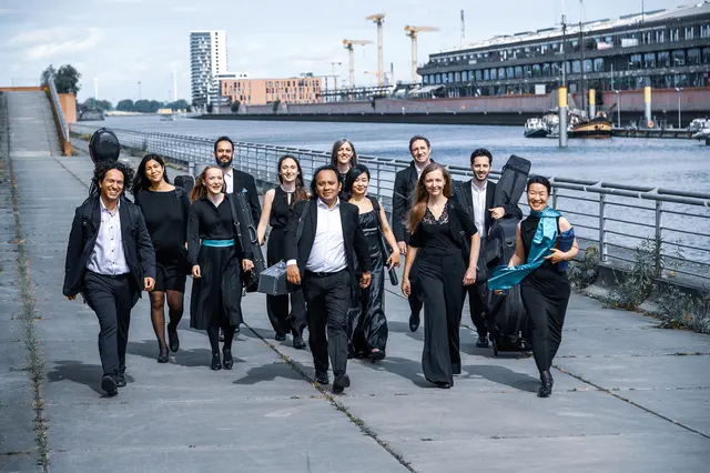 Mit Instrumentenkoffern am Wasser: Eine Gruppe des Bremer Barockorchesters ist für das Programm „Fiesta Vivaldi“ angekündigt, das Vivaldis „Vier Jahreszeiten“ mit lateinamerikanischen Rhythmen, Tänzen und Improvisationen verbindet. | Foto: sagmalspaghetti fotodesign