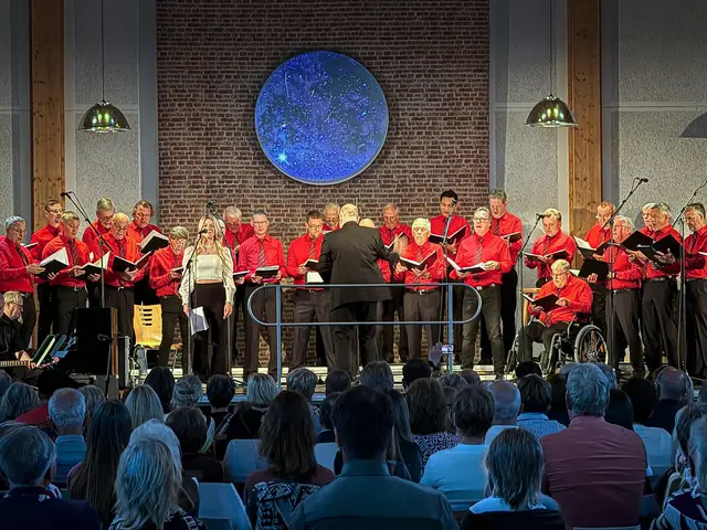 Die Sänger des MGV Urfeld mit ihrem Dirigenten Frank Schaab und der Solistin Sophie Rave präsentieren beim Jahreskonzert „Ganz großes Kino“ ein abwechslungsreiches Programm. | Foto: Claudia Werner