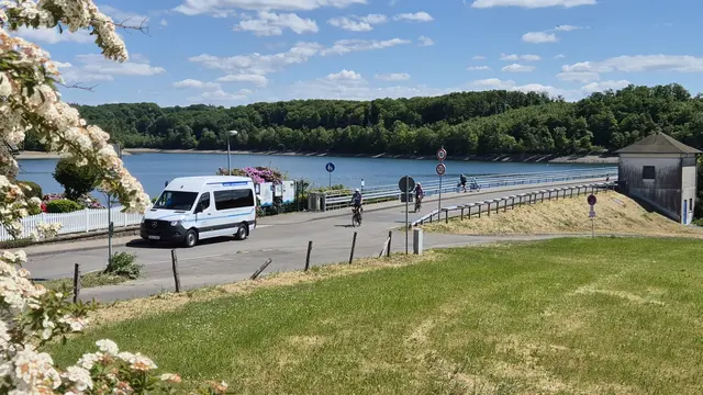 Die Fahrt an die Talsperre startet am Wipperfürther Busbahnhof.  | Foto: OVAG