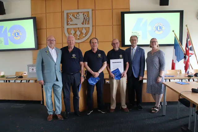 Der Lions Club Neunkirchen Seelscheid mit Präsident Ullrich Kraus (links) an der Spitze kann auf 40 bewegte Jahre voller Engagement für die Gemeinschaft zurückschauen.  | Foto: Decker