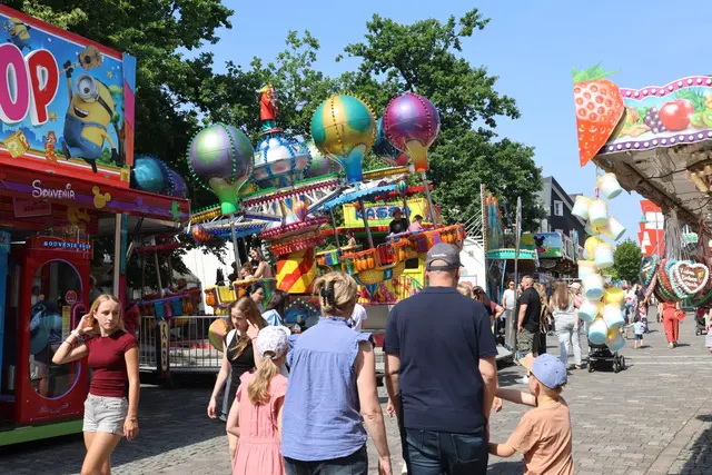 Besucher schlendern zwischen Fahrgeschäften und Buden über das Waldbröler Stadtfest. | Foto: Michael Kupper