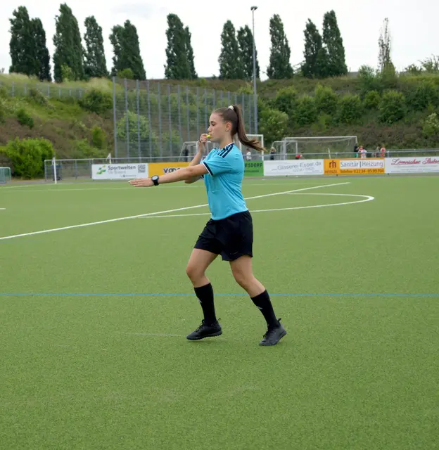 Mit der Ansetzung für das Endspiel würdigte der Fußball-Verband Mittelrhein die positive Entwicklung der Nachwuchsschiedsrichterin.  | Foto: Benjamin Ittmann