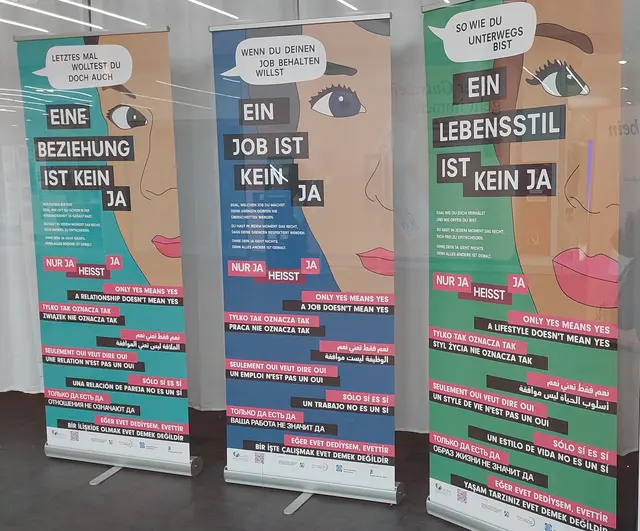 Die Ausstellung besteht aus Roll-Ups mit prägnanten Aussagen, die verschiedene gesellschaftliche Mythen und Situationen thematisieren, in denen Grenzen missachtet oder falsch interpretiert werden.		 | Foto: Stadt Hürth